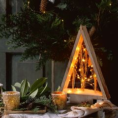 Solight LED dřevěná vánoční dekorace, zasněžené zimní květiny, 37cm, 2x AA