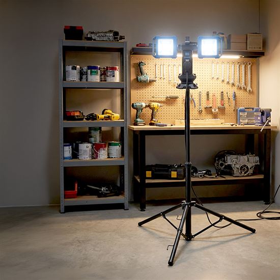 Solight duální teleskopický přenosný LED reflektor se zásuvkou, 2x30W, 5400lm, 4000K, 62-152cm, IP54