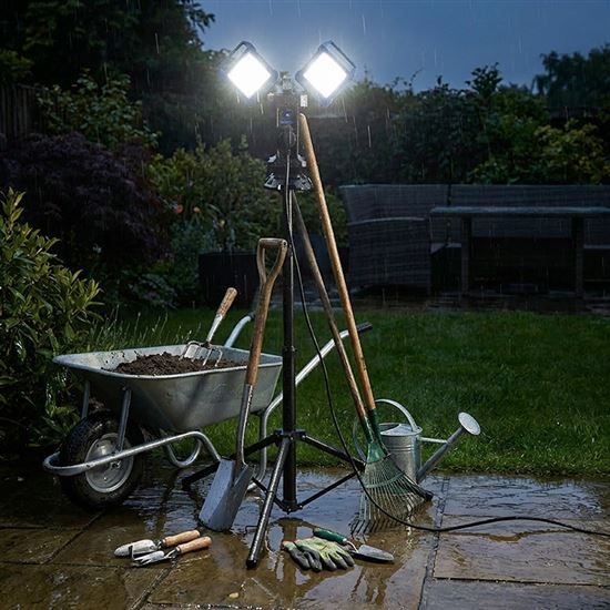 Solight duální teleskopický přenosný LED reflektor se zásuvkou, 2x30W, 5400lm, 4000K, 62-152cm, IP54