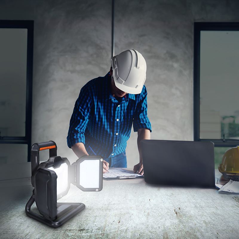 Přenosný LED pracovní reflektor pro intenzivní osvětlení pracovní plochy